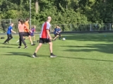 Laatste training S.K.N.W.K. JO8-1 (partijtje tegen de ouders) van maandag 2 juni 2025 (59/123)
